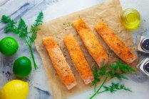 Filetes de salmón con ingredientes - foto de stock