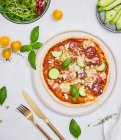 Pizza with zucchini, tomatoes, oregano, basil and parmesan — Stock Photo