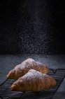 Croissant au sucre en poudre — Photo de stock