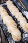 Frisch gebackenes Brot mit frischen Kräutern und Gewürzen — Stockfoto