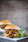 Leckere Burger mit Fleisch und Gemüse auf Holzgrund — Stockfoto