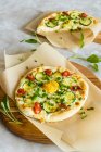 Pizza con crema di formaggio senza lattosio, mozzarella, zucchine, pomodori e tuorlo d'uovo — Foto stock
