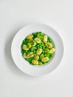 Gnocchi mit Erbsen, Lauch und Pesto — Stockfoto
