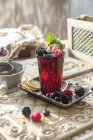Коктейль з червоних ягід у склі, прикрашений свіжими ягодами — стокове фото