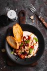 Insalata di pomodoro con yogurt greco e pane tostato — Foto stock
