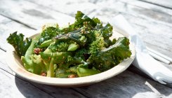 Brokkoli-Salat mit Erbsenschoten, Grünkohl und Nüssen — Stockfoto