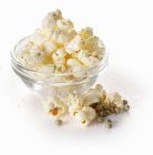Popcorn with green pepper and salt — Stock Photo