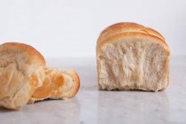 Молочний хліб рулетики у формі хліба — стокове фото