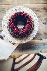 Ein ringförmiger Bundt-Kuchen mit Beeren und Schokoladenglasur — Stockfoto