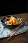 Vegetais chineses e pato fritar — Fotografia de Stock