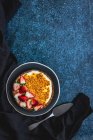 Passionsfrucht-Joghurtkuchen mit Erdbeeren — Stockfoto