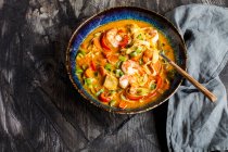 Thai style fish curry with rice noodles and prawns — Stock Photo