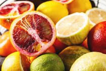 Різні цитрусові фрукти в дротяному кошику — стокове фото