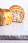 Rollos de pan de leche en forma de pan - foto de stock