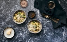 Risotto with Broccoli, Edamame Beans and Exotic Mushrooms served in bowls — Stock Photo