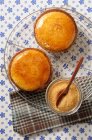 Tartlets filled with cream brulee — Stock Photo
