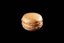 Bunte Macarons isoliert auf schwarzem Hintergrund — Stockfoto