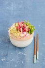 Poke-Schüssel mit Thunfisch, Reis und Gurkenscheiben — Stockfoto