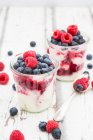 Sobremesas de iogurte grego com geléia de frutas e framboesas frescas e mirtilos — Fotografia de Stock