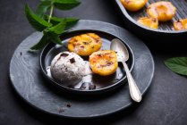 Мороженое из веганской тонки с персиками на гриле — стоковое фото
