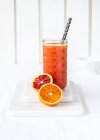 Sumo de laranja de sangue recentemente espremido em vidro com palhinhas de bebida — Fotografia de Stock