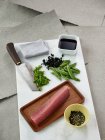 Tonno crudo, piselli, salsa di soia e spezie — Foto stock