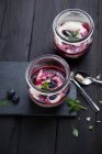 Мигдальний йогурт з чорничним компотом у склянці — стокове фото