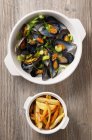 Mejillones con papas fritas - foto de stock