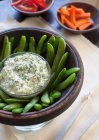 Crudita de verano con salsa de kale yogur - foto de stock