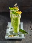 Ingwer-Ananas-Shakes mit Kokosmilch und Basilikum — Stockfoto