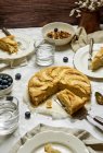 Frühstückstisch mit glutenfreiem veganem Kuchen, blauen Beeren und Müsli — Stockfoto