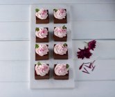 Vegan chocolate bites with raspberry cream — Stock Photo