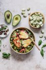 Tabuleh-Salat mit Couscous, Avocado, Tomaten, Saubohnen-Oliven und gegrilltem Halloumi — Stockfoto