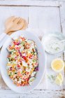 Цветной овощной салат с йогуртом и укропом и лимоном — стоковое фото