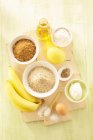 Ингредиенты для бананового хлеба с молотыми фундуками — стоковое фото
