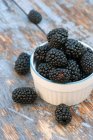 A small pot of fresh blackberries — Stock Photo