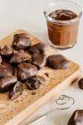 Handgemachte getrocknete Pflaumen mit dunkler Schokolade überzogen — Stockfoto
