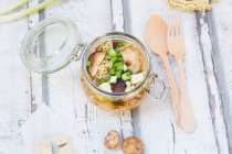 Sopa de ramen miso con champiñones shiitake, tofu y cebolla de primavera - foto de stock