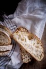 Plan rapproché de délicieuses tranches de pain au levain — Photo de stock