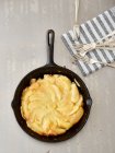 Grilled tarte tatin in a cast iron pan — Stock Photo