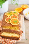 Um bolo de laranja em forma de pão fatiado — Fotografia de Stock