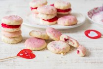 Biscoitos de amêndoa com cobertura rosa para o Dia dos Namorados — Fotografia de Stock