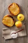 Tartelette fine aux fammes (мини-яблочный тарт, Франция)) — стоковое фото