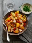 Warmer Rigatoni-Salat mit Seehecht und rotem und gelbem Pfeffer — Stockfoto