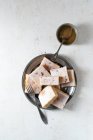 Foglio di torta con salsa di mele e ciliegina — Foto stock