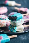 Cake Pops in Form von Eislutschern mit bunten Glasuren (Nahaufnahme)) — Stockfoto