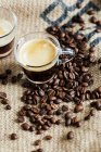 Café expresso com grãos de café — Fotografia de Stock