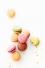 Biscotti macaron colorati disposti a forma di sorriso emoji — Foto stock