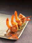Crevettes emballées au bacon sur des bâtonnets de cocktail — Photo de stock