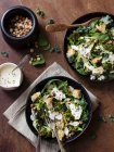 Salat mit gegrilltem Brokkoli, Blumenkohl, Spinat, Kohl, Knoblauch, Dukka und Joghurt-Dip — Stockfoto